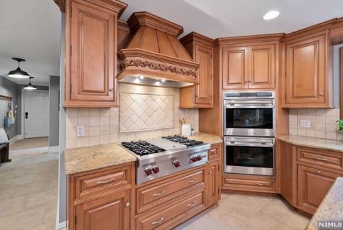 220 Allendale Ave, Allendale NJ  07401-1725 exterior