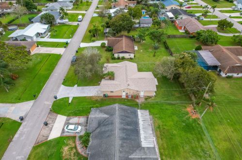550 Anchor Ln, Fort Pierce FL  34983-2202 exterior