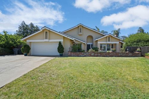 9972 Meadow Crest Ct, Elk Grove, CA 95624-2701
