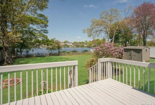 50 Arbour St, West Islip NY  11795-1015 exterior