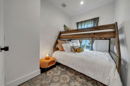 1208 32 St, Galveston TX 77550-6823 exterior