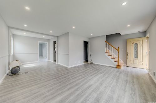 9 Roxbury Rd, Westbury NY  11590-1653 exterior