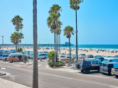 2202 Oceanfront, Newport Beach CA  92663-4332 exterior