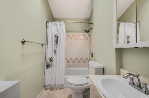 7 Newbrook Ln, Elwood NY  11731-5230 exterior