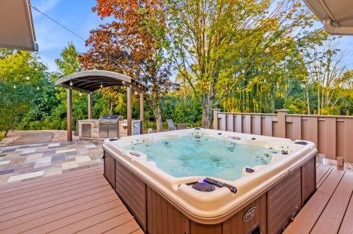 10438 Lake Shore Dr, Thiensville, WI 53092-5904