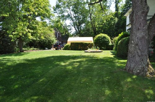 77 Grove St, Glenwood Landing, NY 11547-3006