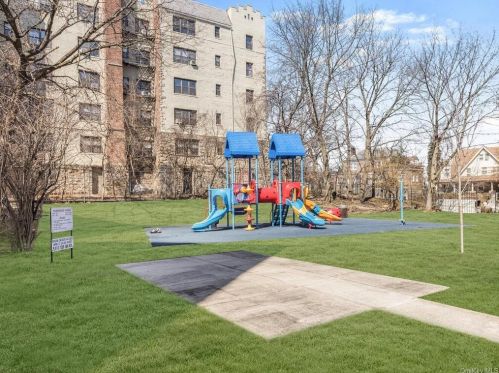 180 Pearsall Dr, Mount Vernon NY  10552-3945 exterior