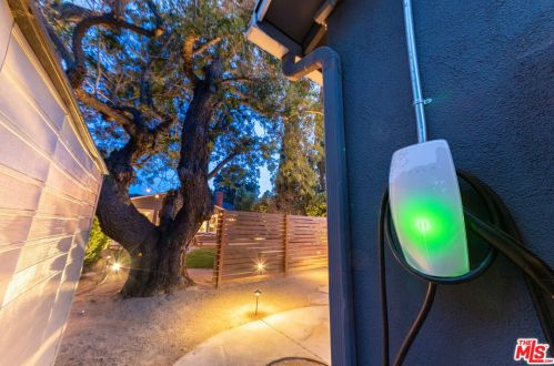 15027 Hartland St, Van Nuys CA  91405-3714 exterior