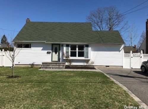 35 33rd St, Copiague, NY 11726-1810
