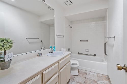 1749 Cape Cod Cir, Lodi CA  95242-4204 exterior