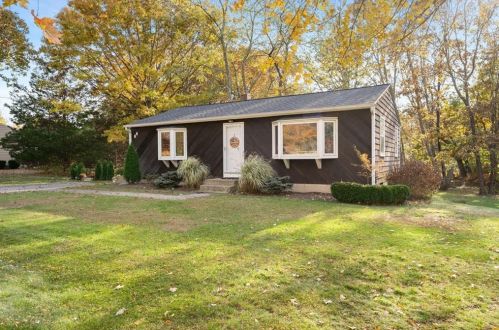 88 Surrey Ln, North Kingstown, RI 02852-2527
