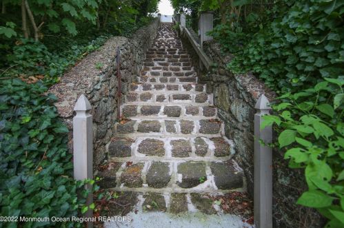 39 Shore Dr, Monmouth Hills NJ  07732-1027 exterior