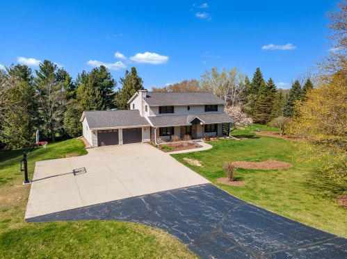 786 Decorah Rd, West Bend WI  53095-8112 exterior