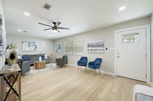 7706 Delafield Ln, Austin TX  78752-1315 exterior
