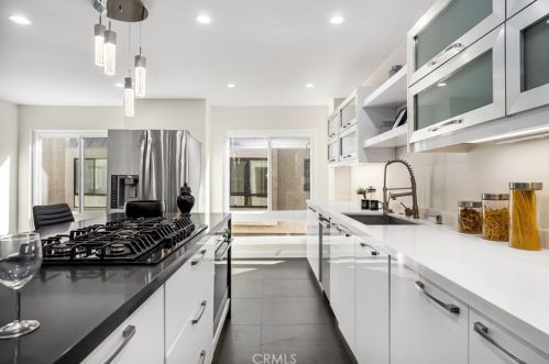 15237 Magnolia Blvd, Van Nuys, CA 91403-1147