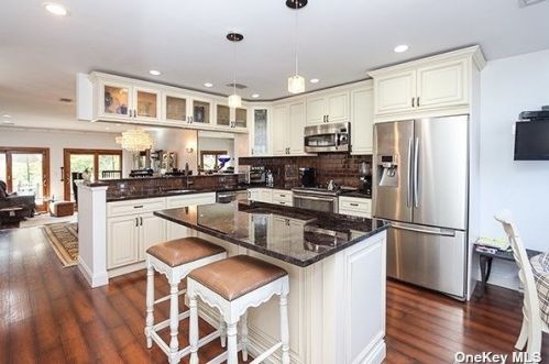 118 Northgate Cir, Huntington Station, NY 11747-3045