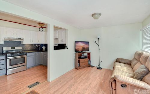 9 Stuart Dr, East Brunswick, NJ 08816-3809
