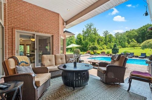 1860 Eastbrook Rd, New Castle, PA 16101-2716