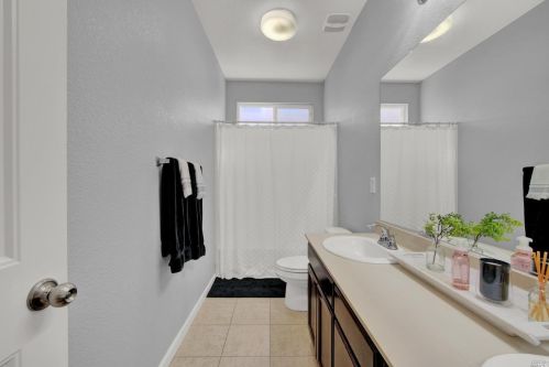 542 Twilight St, Vacaville CA  95688-8829 exterior