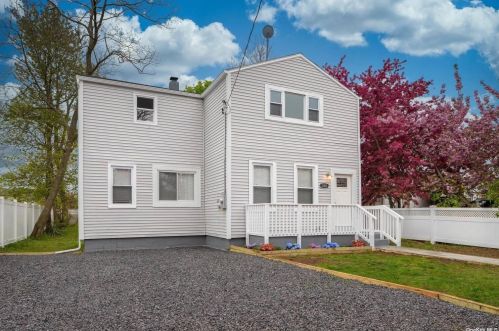 100 Harding St, Amityville, NY 11701-2309