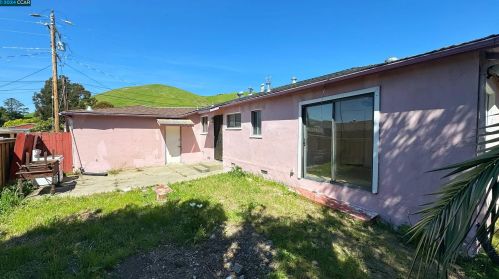 2464 Alamo St, Pinole, CA 94564-1409