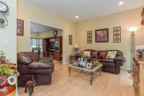 16 Patricks Ct, Wallingford CT  06492-2692 exterior