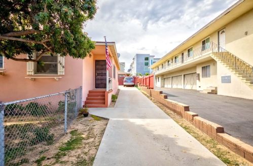2416 Carnegie Ln, Redondo Beach, CA 90278-3811
