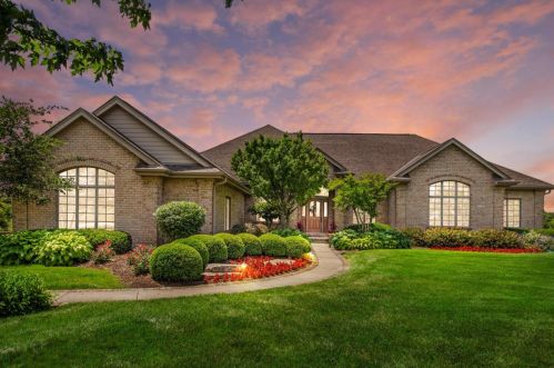 6020 Stefanie Way, Caledonia, WI 53108-9564