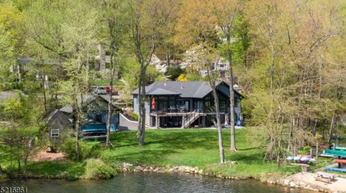 299 Lakeview Ave, Skyline Lakes, NJ 07456-2113