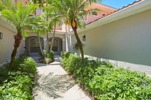 1985 Crestview Way, Naples, FL 34119-3359