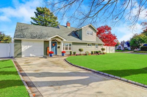 2 Tangle Ln, North Wantagh, NY 11793-1927