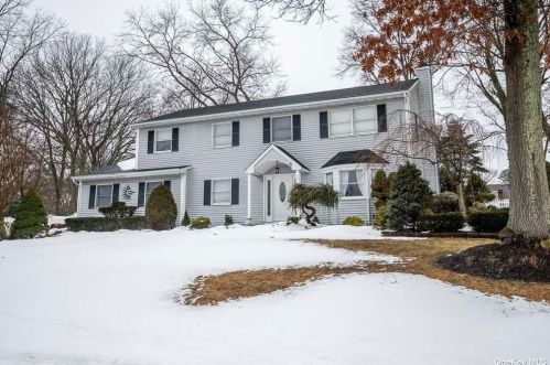 119 Stethem Dr, South Setauket, NY 11720-4083