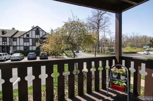 2904 Mark Twain Way, Mahwah NJ  07430-3429 exterior