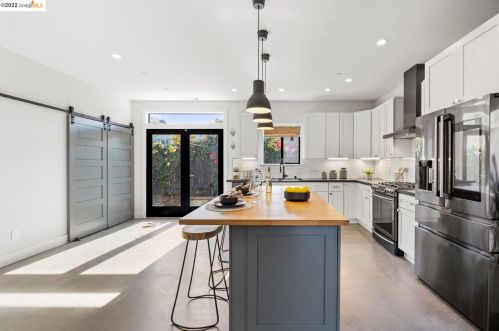 1077 57th St, Oakland CA  94608-2744 exterior