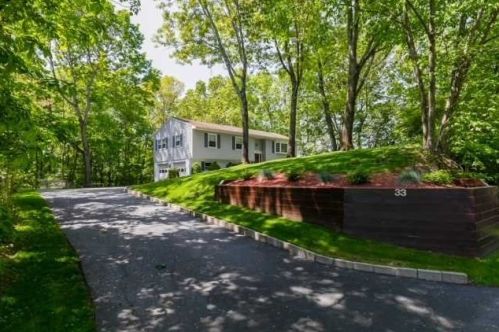33 Woodland Cir, Hyde Park, NY 12538-2602