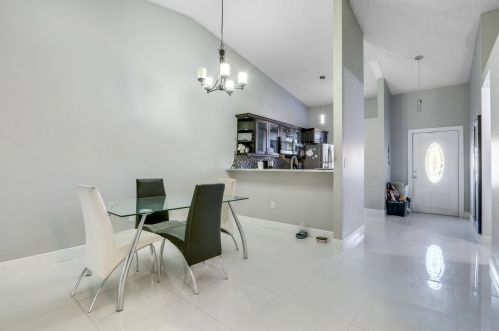 6704 193rd Ter, Hialeah FL  33015-2454 exterior