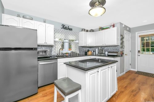 59 Dubois Rd, West Islip, NY 11795-3917