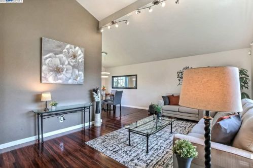 597 Singley Dr, Milpitas, CA 95035-3636