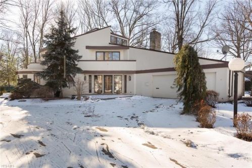 700 Greenlawn Dr, Vermilion, OH 44001-1066