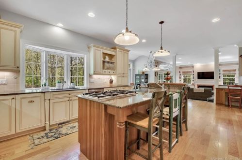 308 Old Farms Rd, South Glastonbury, CT 06073-3724