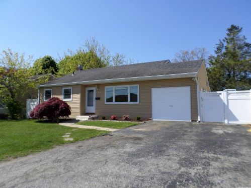 814 Delaware Ave, North Lindenhurst NY  11757-2811 exterior