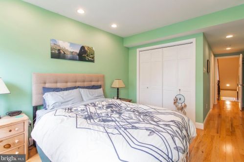 2219 Carpenter St, Philadelphia PA 19146-2517 exterior