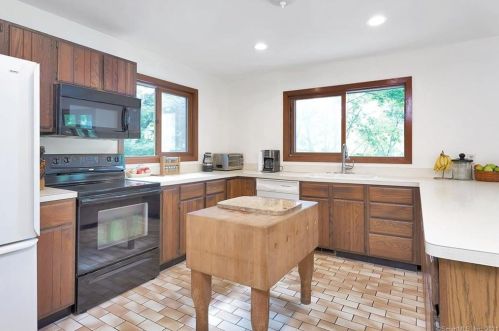 27 Bridge Rd, Upper Stepney CT  06468-2928 exterior