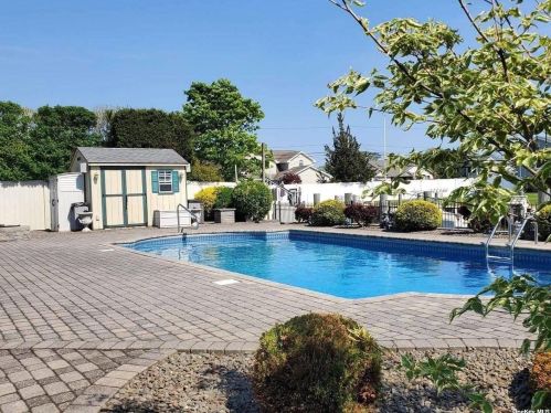 512 Avon Pl, West Islip NY  11795-4702 exterior