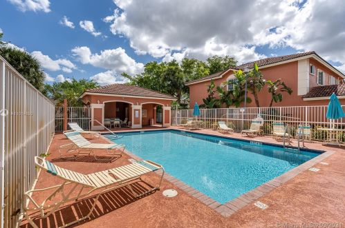 1105 100th Ave, Hollywood FL  33024-4375 exterior