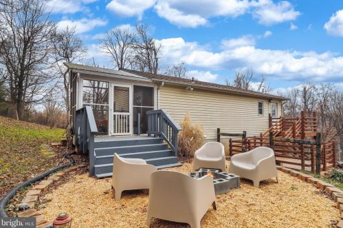 499 Rome Beauty Dr, Linden VA  22642-6441 exterior