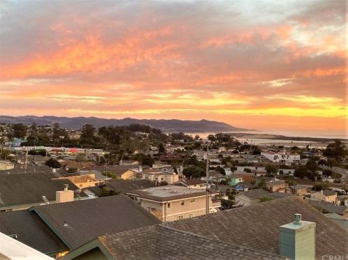 1373 Hillcrest Dr, Morro Bay, CA 93442-1831