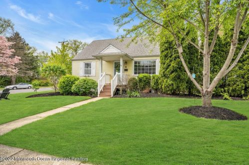 4 Michael Ln, East Freehold, NJ 07728-2034