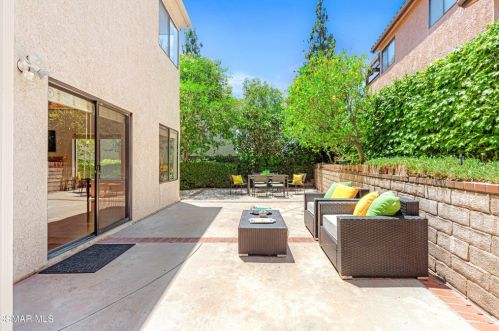 5805 Rainbow Hill Rd, Calabasas CA  91301-4636 exterior