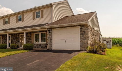 10 Oriole Dr, Ephrata, PA 17522-1200